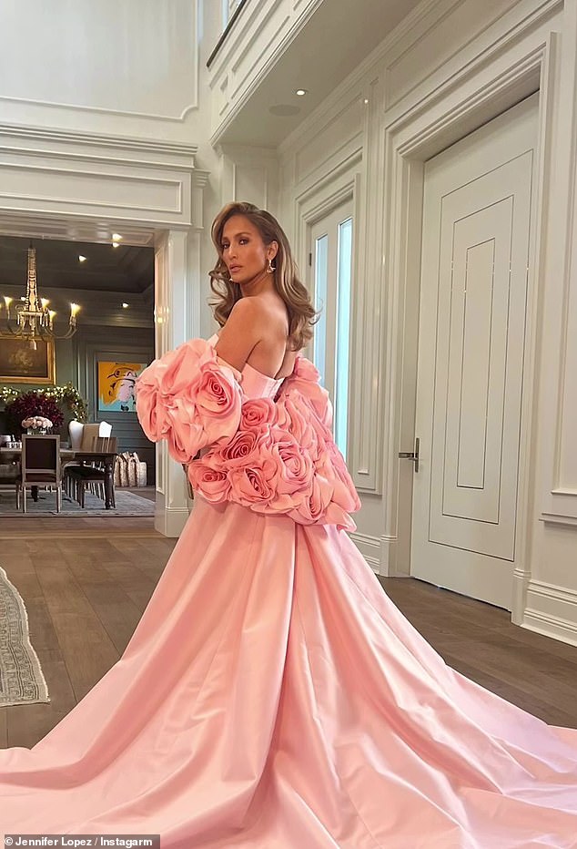 The Hustlers actress accidentally showed off the dining room inside the sprawling home, which the former couple are now struggling to sell