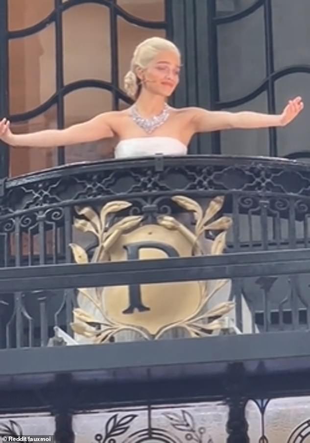 The American star looked incredible in a strapless white gown and wore a huge dazzling necklace
