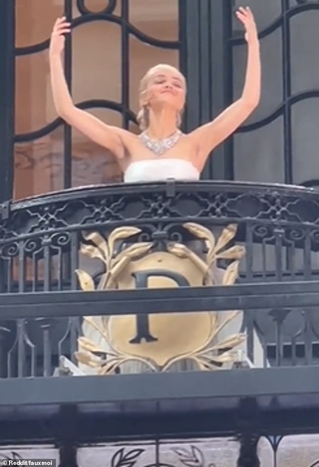 And giving a first glimpse, Rachel stepped out onto the balcony wearing a blonde wig, which was styled in a neat waved up do