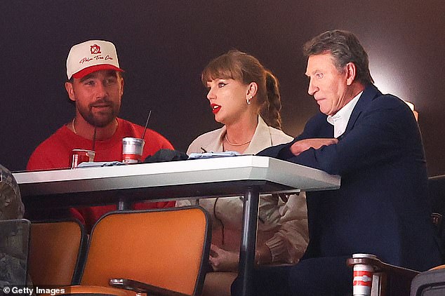 Kelce and Swift enjoyed a chat with NHL legend Wayne Gretzky