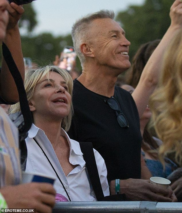 Leslie was admitted to hospital in April 2004 after cracking two ribs during a fall from bed amid an intimate moment with her husband Lee