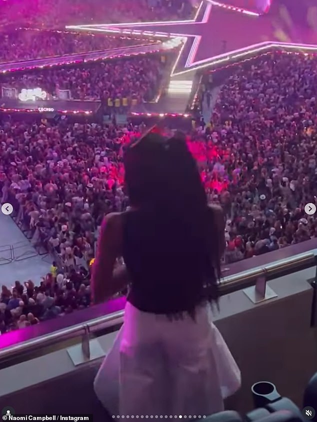 While Naomi dressed in a pretty white dress as she enjoyed the concert