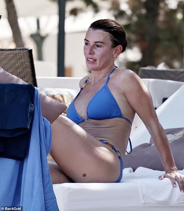 She showed off her flawless skin as she went makeup free for the beach day