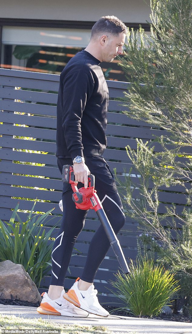Lee also opted for a casual all-black look on the day, as he was spotted blowing leaves out of the yard ahead of the auction