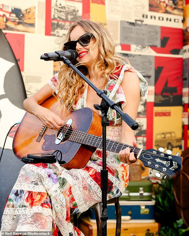 Bijou looked in good spirits as she performed with a guitar for attendees