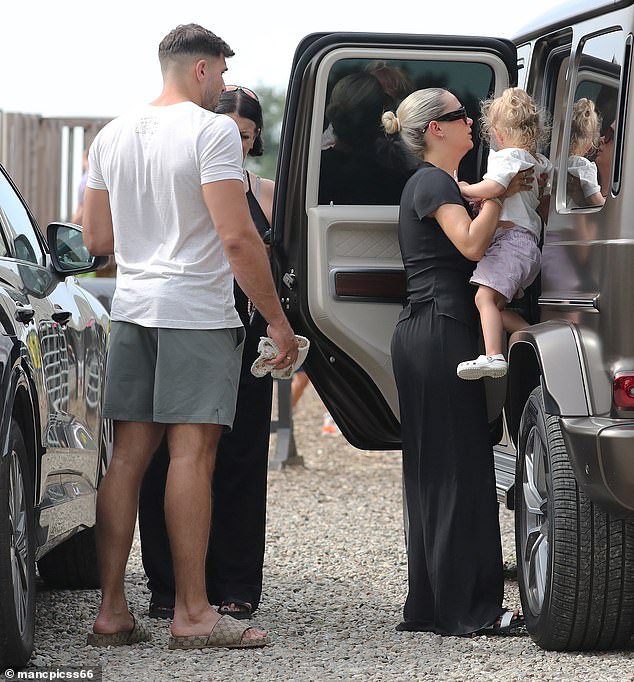 They met up with Debbie who was dressed in a black vest and matching trousers wirh black sandals