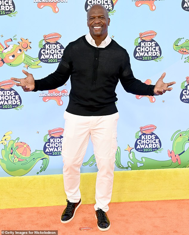 Beforehand, he was seen on the orange carpet wearing a long-sleeved, black shirt as well as a pair of white trousers and black sneaker