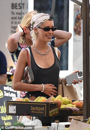 Iris appeared in great spirits and flashed a huge smile as she shopped