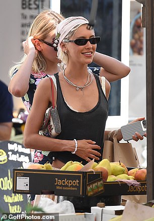 Iris appeared in great spirits and flashed a huge smile as she shopped