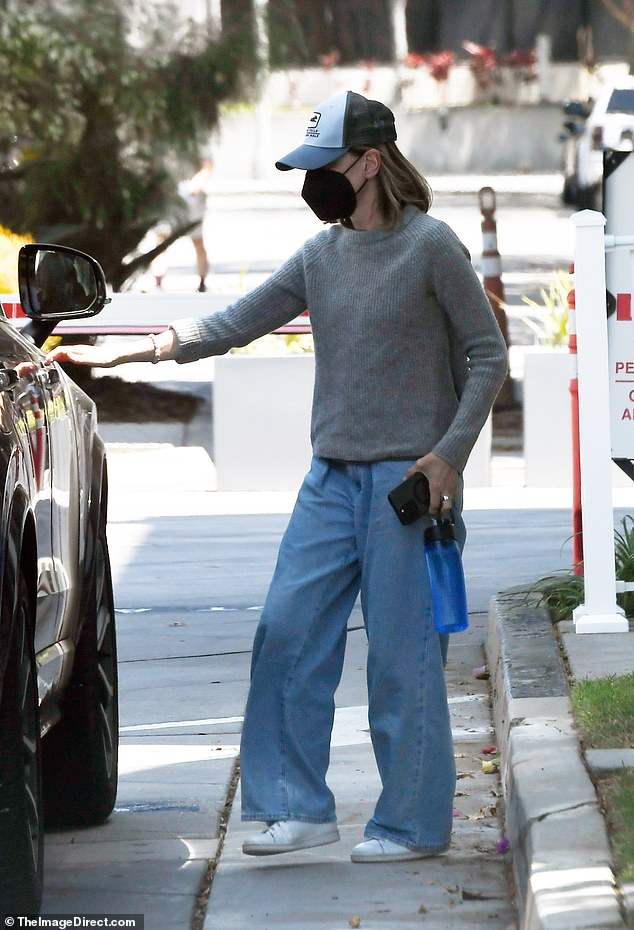 Flockhart looked near-unrecognizable as she wore a casual look of a sweater and baggy jeans over her thin frame.