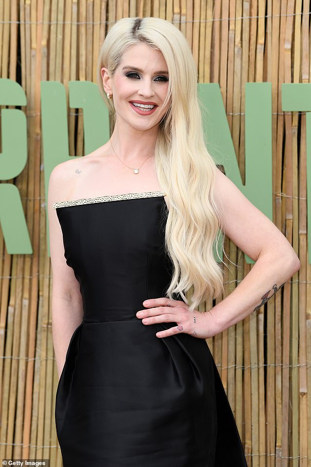 The beauty appeared in high spirits as she confidently posed for the cameras ahead of the event