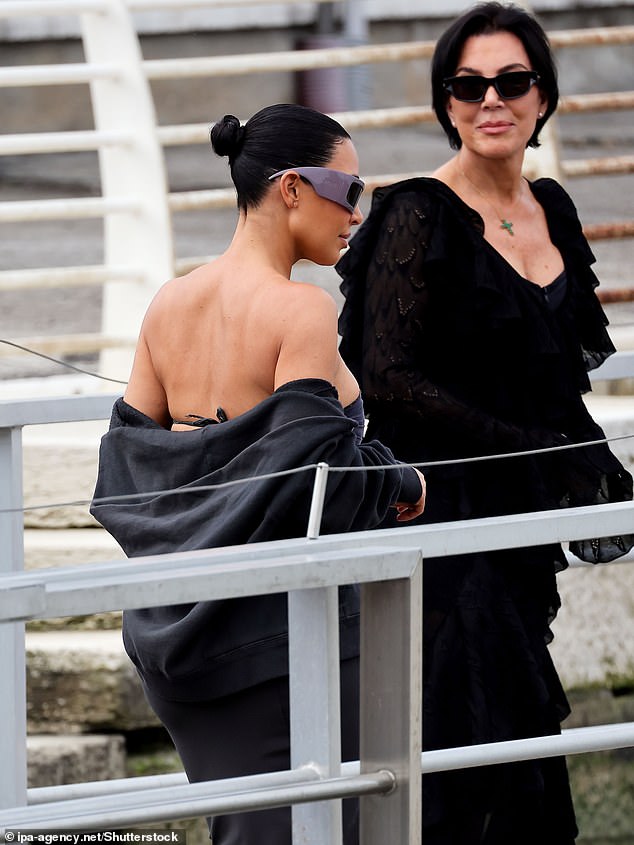 Kim and Kris were seen enjoying a catch up after their long flight from Los Angeles to Venice