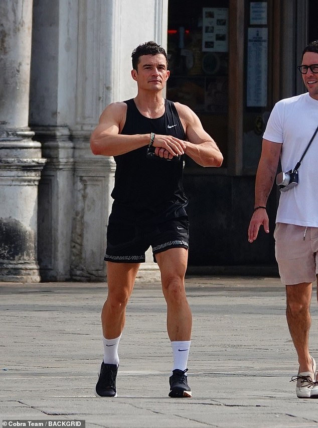 The Lord Of The Rings star kept things casual in a black vest that displayed his muscular arms and Nike shorts