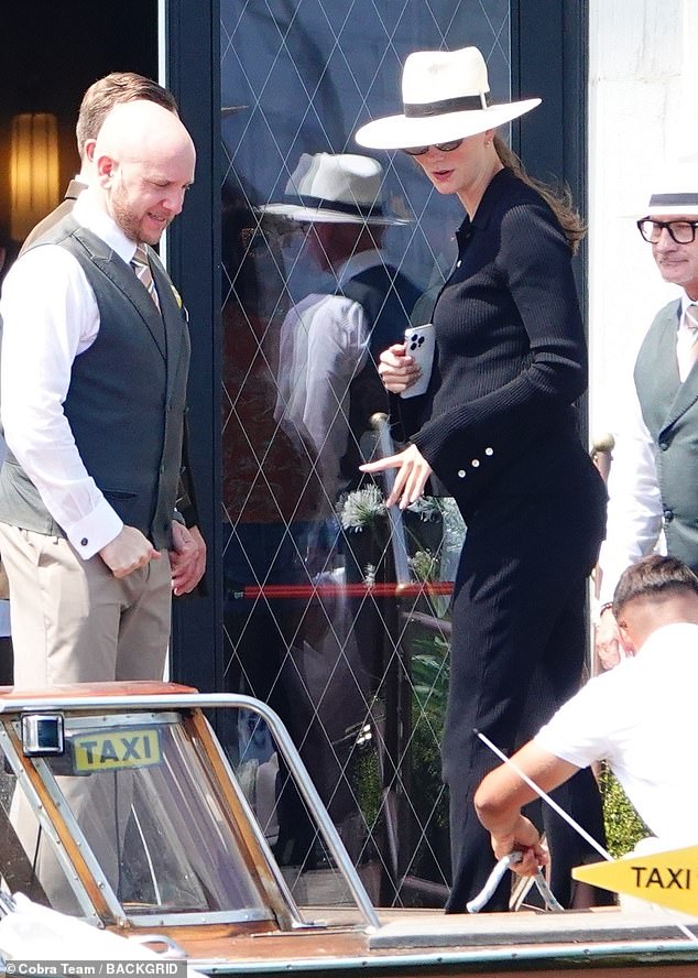 Karlie looked gorgeous in her wide-brimmed hat and fitted black outfit