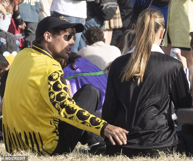 The couple chatted intently while rubbing shoulders with fellow music lovers