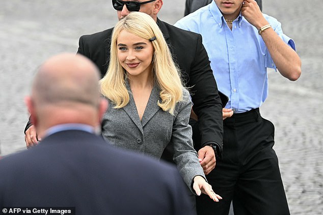 The stunner was all smiles as she made a stylish arrival to the fashion show