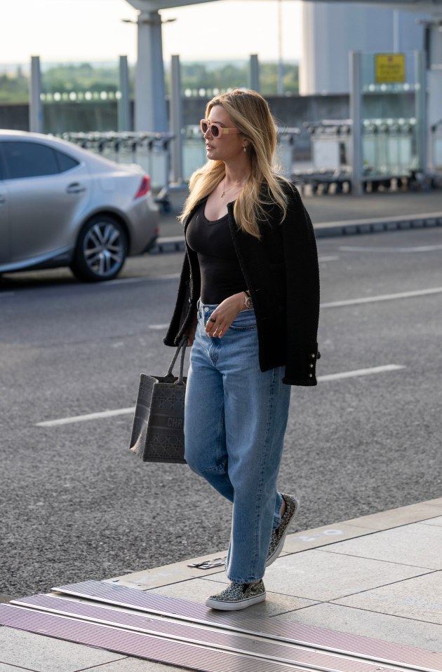 Holly Valance at an airport, without her wedding ring.