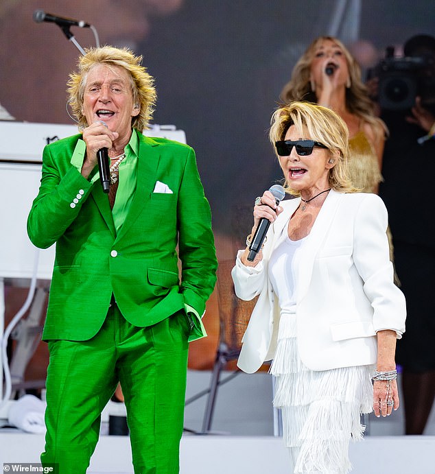 Rod, 80, made a very awkward gaffe while introducing singer Lulu as part of three special guests he brought out on stage with him