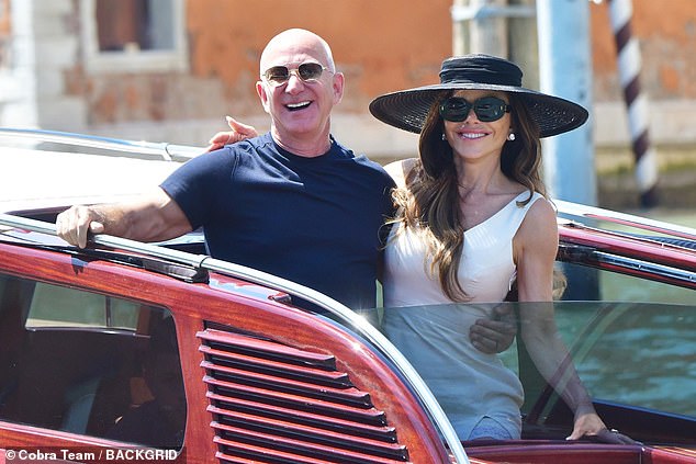 The Amazon founder and his new bride on Sunday departed their luxe hotel in a water taxi