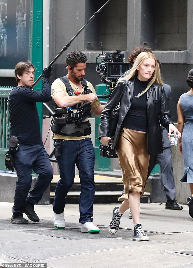 Ryan Murphy's American Love Story has continued filming American Love Story - an anthology series about the romance of John F. Kennedy Jr and Carolyn Bessette. One of the biggest blunders according to fans involved sneakers, specifically Sarah wearing Converse sneakers for a scene