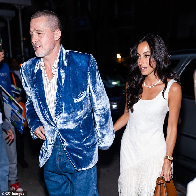 The Oscar winner sweetly held hands with the jewelry executive as the couple grabbed dinner together