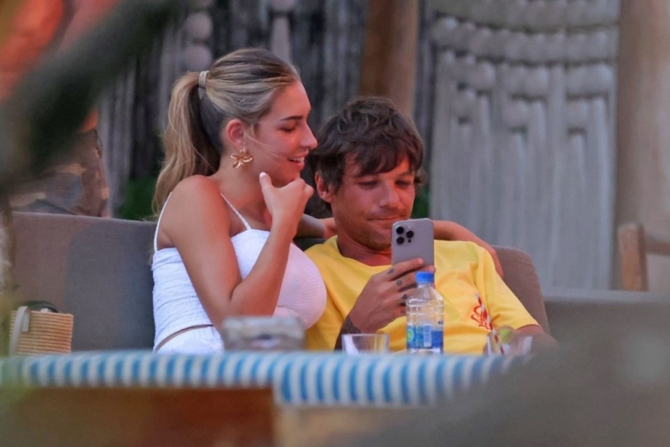 BGUK_3253492 - Santa Teresa, COSTA RICA - * EMBARGO: Strictly NO WEB PERMITTED BEFORE 02:00 BST 28th MAY 2025 * *PREMIUM-EXCLUSIVE* - *MUST CALL FOR PRICING BEFORE USAGE* Former One Direction star, the English singer-songwriter Louis Tomlinson with his new girlfriend Zara McDermott turn up the heat during their time spent together at Banana Beach in Costa Rica. The couple laughed over a few camera snaps and looked totally smitten as they relaxed at the beachside spot showing off their PDA for one another with a few passionate kisses. *PICTURES TAKEN ON THE 22/05/2025* Pictured: Louis Tomlinson - Zara McDermott BACKGRID UK 26 MAY 2025 UK: +44 208 344 2007 / uksales@backgrid.com USA: +1 310 798 9111 / usasales@backgrid.com *Pictures Containing Children Please Pixelate Face Prior To Publication*