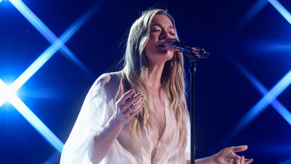 LeAnn Rimes’ teeth fall out in the middle of performance leading her to ‘panic’ and feel ‘sheer, utter embarrassment'