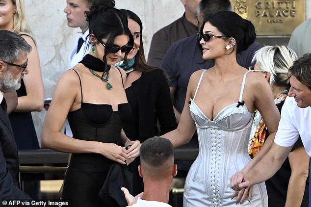 Frankel's jogged thanks to the controversy surrounding Kylie Jenner , who attended Lauren Sanchez and Jeff Bezos ' wedding in a silver and blue dress that looked white in certain lighting