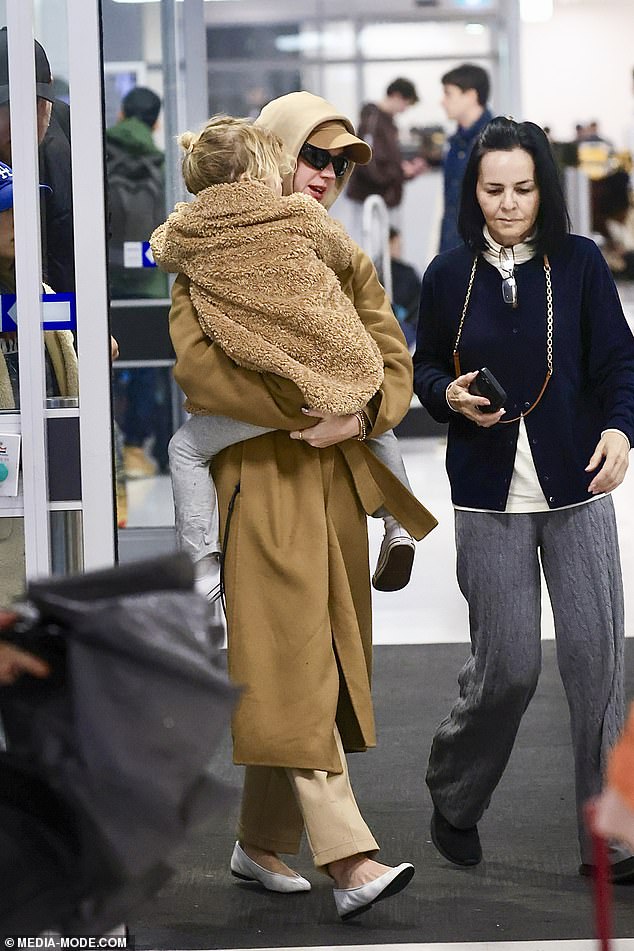 Despite the breakdown of her nine year relationship, Katy smiled as she cuddled Daisy