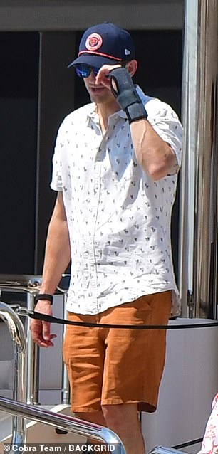 He also wore a navy-blue baseball cap for their cruise