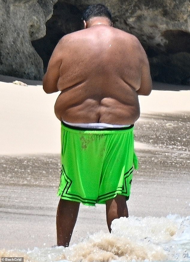 Without anyone around to inform him of his potential mishap, Khaled's swim trunks were seen sliding dangerously downwards