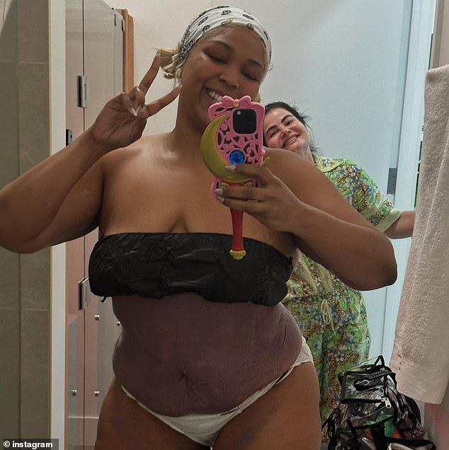 The 37-year-old music artist wore paper undergarments in mirror selfies while shouting out wellness professional Flavia Lanini