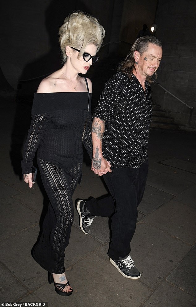 The TV personality who is the daughter of rock legend Ozzy and TV star Sharon, looked incredible in the off-shoulder garment as she slipped into a pair of strappy black platform heels