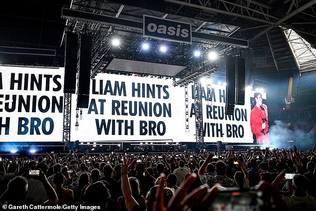 Before appearing on stage, the screens read: 'Liam hints at reunion with bro'
