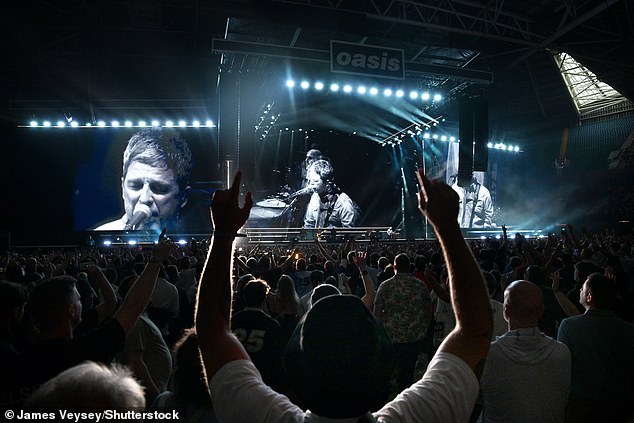 They then rounded off their first gig in 16 years with legendary track Champagne Supernova