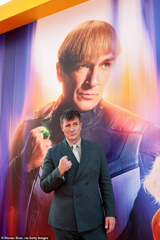 Desperate Housewives star Nathan Fillion posed in front of his own image, showing him playing the Green Lantern in the movie
