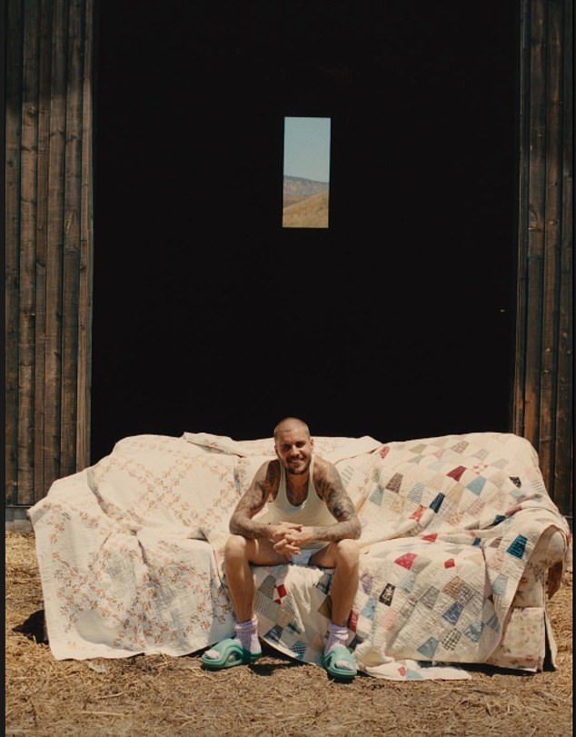 The photos served to promote his new album named SWAG