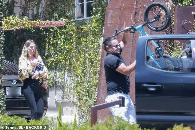 She was also spotted taking a break to drink some water while her companion unloaded some heavier items from his car