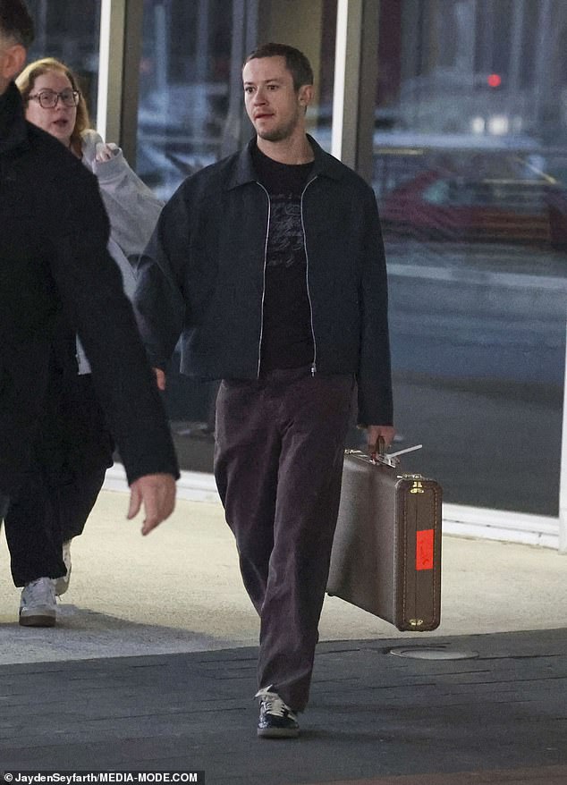 Joseph, 31, who rose to international fame playing Eddie Munson in Stranger Things, arrived with a retro brown suitcase in hand, dressed in chocolate corduroy trousers, a black printed tee and a cropped charcoal jacket