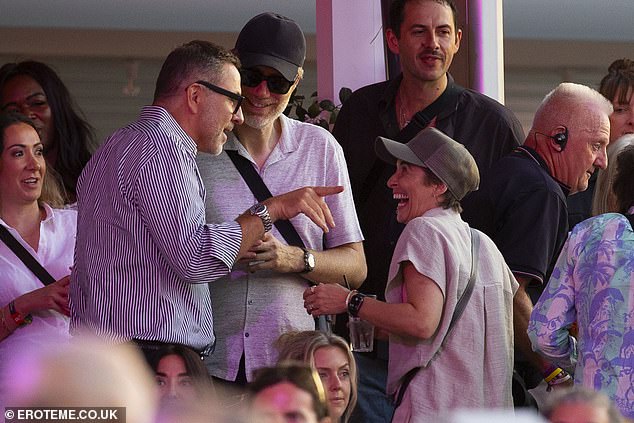 Vicky was also seen laughing with comedians David Walliams and Stephen Merchant as the group approached Ronnie for a chat