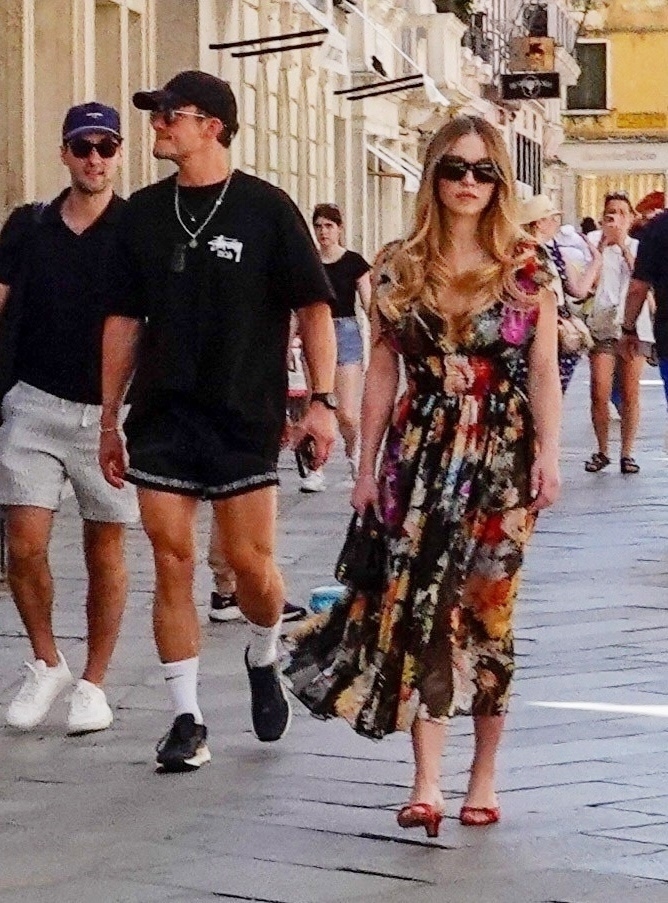 Orlando Bloom and Sydney Sweeney strolling in Venice.