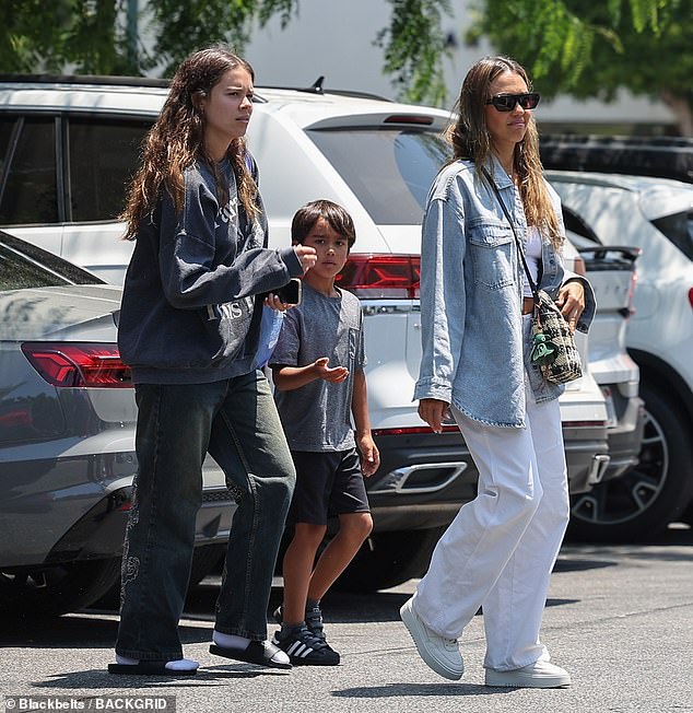 The Honey star ¿ who filed for divorce from her longtime husband Cash Warren earlier this year after 16 years of marriage ¿ appeared to be in high spirits while stepping out with two of their three kids. She was joined by their teenage daughter Honor, 17, and seven-year-old son Hayes