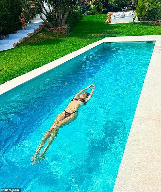 The bombshell cooled off by taking a leisurely swim