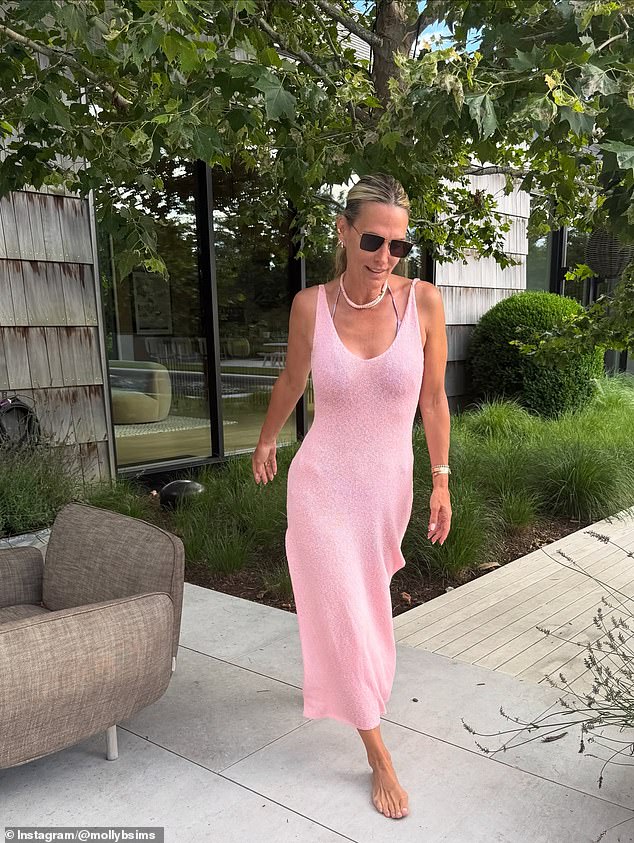 Later Sims was seen in a light pink sleeveless dress with a low neckline
