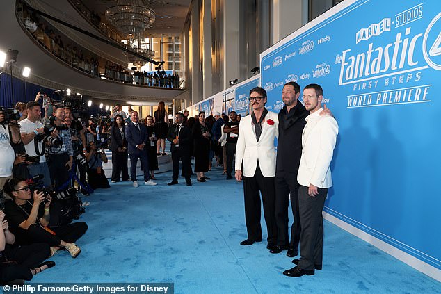 The four-time Emmy nominee made sure to take pictures with his castmates Ebon Moss-Bachrach (2-R) and Joseph Quinn (R), who also wore b&w formal attire