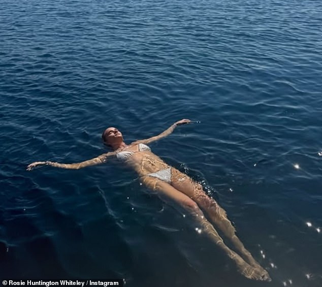 Rosie also put her washboard abs on display as she relaxed in the crystal clear ocean while she enjoyed some downtime