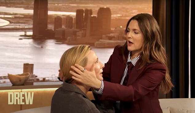 The E.T. alum, 50, welcomed the Oscar-winning actress, 56, and began gushing over her love of wigs in movies ¿ prompting Cate to slip on a brunette one, only for Drew to quickly jump up and help when a few strands of her real hair fell out of place