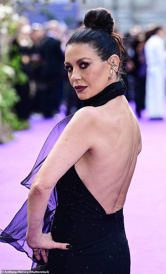 Jenna looked incredible in a semi-sheer snakeskin gown that featured a fishtail skirt and burnt edges