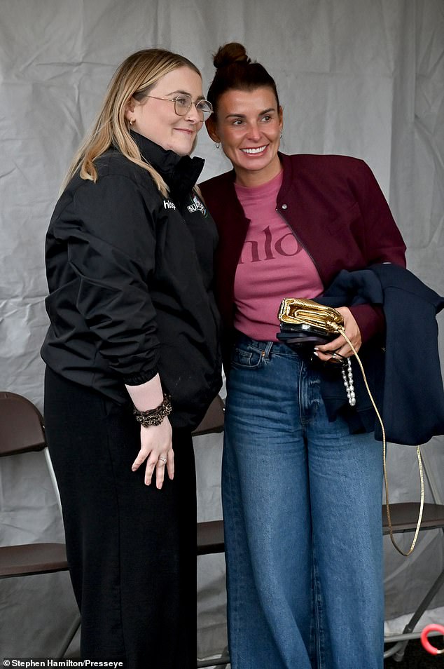 For the occasion, Coleen looked stylish in a pink T-shirt and jeans, which she styled with a burgundy jacket