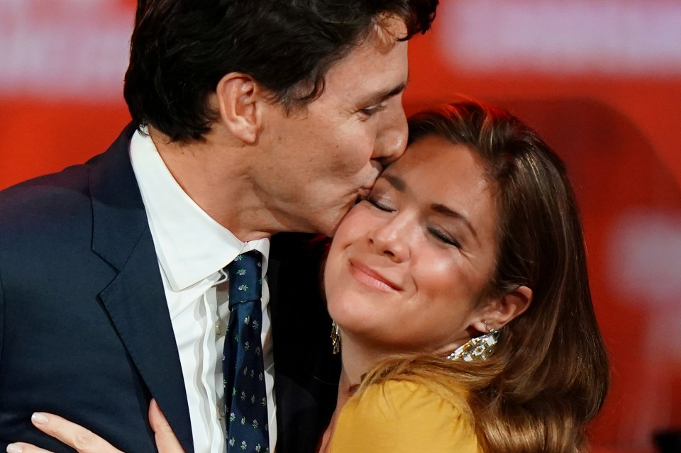 Justin Trudeau kissing his wife on the cheek.